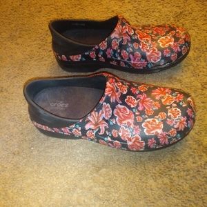 Size 8 non slip crocs